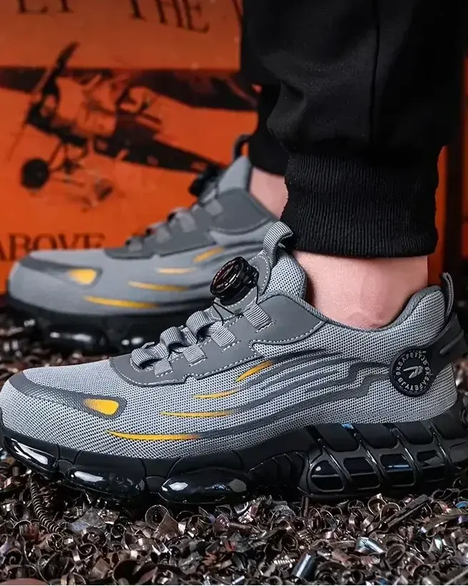 Zapatillas grises puestas sobre virutas metálicas en un taller